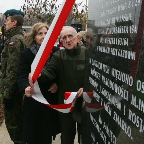 W odsłonięciu pomnika wzięli udział m.in. Elżbieta Masojć, wiceprezydent Szczecina oraz Florian Nowacki, były robotnik przymusowy obozu pracy przy ul. Chmielewskiego 26.