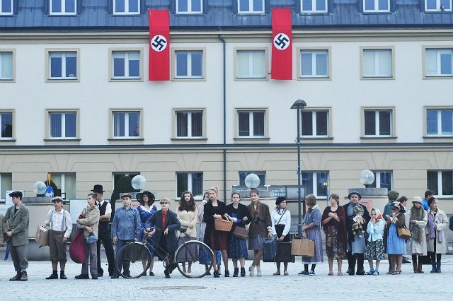 W widowisku nawiązującym do tragicznej rocznicy wysiedlenia wzięło udział blisko stu odtwórców. Wśród nich byli uczniowie jasielskich szkół.