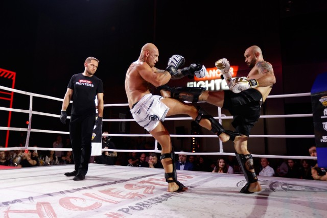 Mateusz Sikora z Końskich w walce wieczoru miał wymagającego rywala, naprzeciwko niego stanął Artur „Kornik” Sowiński, były międzynarodowy mistrz KSW! Był remis.