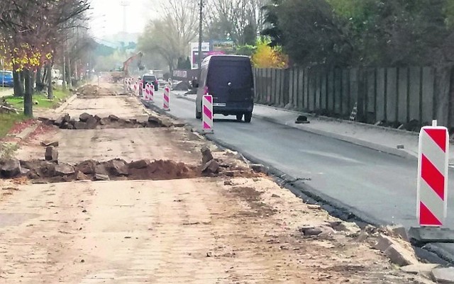 Pierwsze warstwy asfaltu wylano już na  300-metrowym odcinku ul. Zbąszyńskiej.
