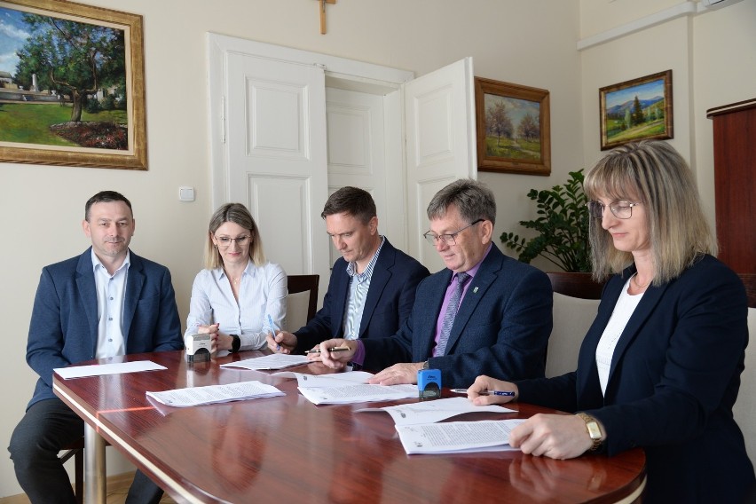 Podpisanie umowy na inwestycje w niżańskiej gminie