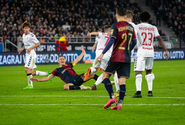 Damian Dąbrowski (leży) w trakcie spotkania z Górnikiem Zabrze.