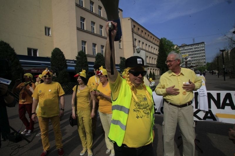 Żółta Alternatywa żąda uwolnienia kaczki! Happening w pasażu Schillera