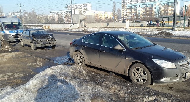 Wypadek na ul. Rokicińskiej. Ranni policjanci i kierowca