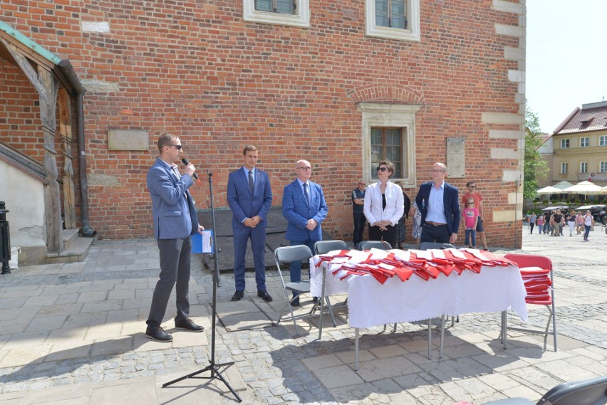Burmistrz rozdawał flagi, czyli Święto Flagi w Sandomierzu (ZDJĘCIA)