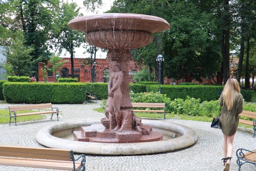 W Łodzi w parku pałacowym przy siedzibie rodziny Poznańskich stanęła 120-letnia fontanna z czerwonego piaskowca