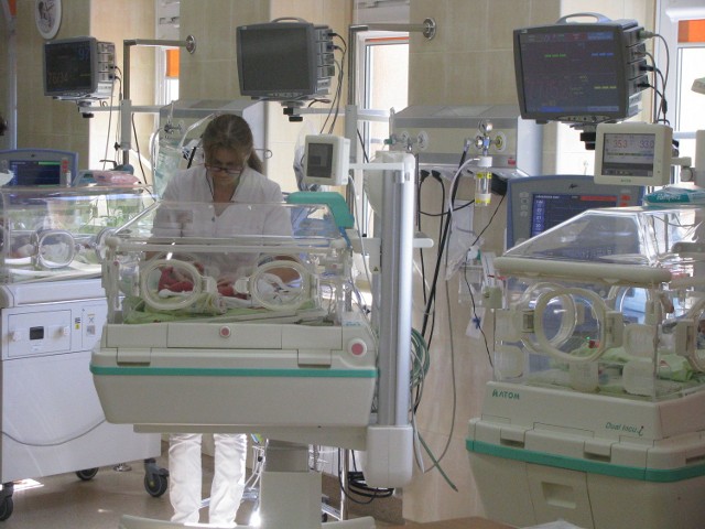 Po kilku dniach pobytu na oddziale neonatologii ostrowskiego szpitala nie ma już zagrożenia dla życia noworodka