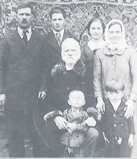 Rodzina pana Wilhelma Skibińskiego – na pierwszym planie,...