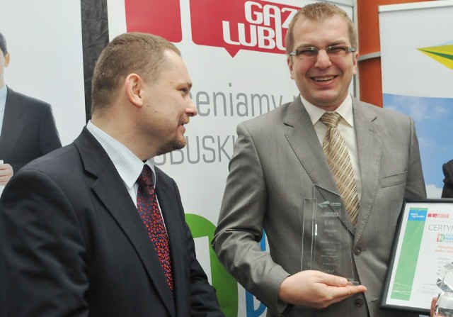 Firma Petra powtórzyła sukces w Naszym Dobrym Lubuskim w 2012 r. Na zdjęciu: Dariusz Żurek  (z prawej) odbiera gratulacje od Grzegorza Widenki, prezesa zielonogórskiego oddziału Polska Press