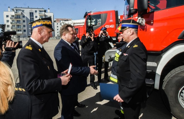 Dzisiaj w Szkole Podoficerskiej PSP w Bydgoszczy gościli wiceszef MSWiA, Jarosław Zieliński i komendant główny straży, gen. bryg. Leszek Suski. Uczestniczyli w uroczystej inauguracji kampanii "Stop pożarom traw", a sekretarz stanu oficjalnie przekazał nowe samochody czterem komendom PSP w regionie.Inauguracja ogólnopolskiej kampanii społecznej "Stop pożarom traw", która odbyła się dzisiaj w Szkole Podoficerskiej Państwowej Straży Pożarnej w Bydgoszczy, zbiegła się w czasie z przekazaniem nowych samochodów bojowych, które trafią do jednostek straży w Bydgoszczy, Toruniu, Golubiu-Dobrzyniu i Sępólnie Krajeńskim.W uroczystości wzięli udział gen. brygadier Leszek Suski, komendant główny PSP, komendant wojewódzki PSP w Toruniu, nadbryg. Janusz Halak, komendant wojewódzki KWP w Bydgoszczy, insp. Paweł Spychała oraz parlamentarzyści.(MC)