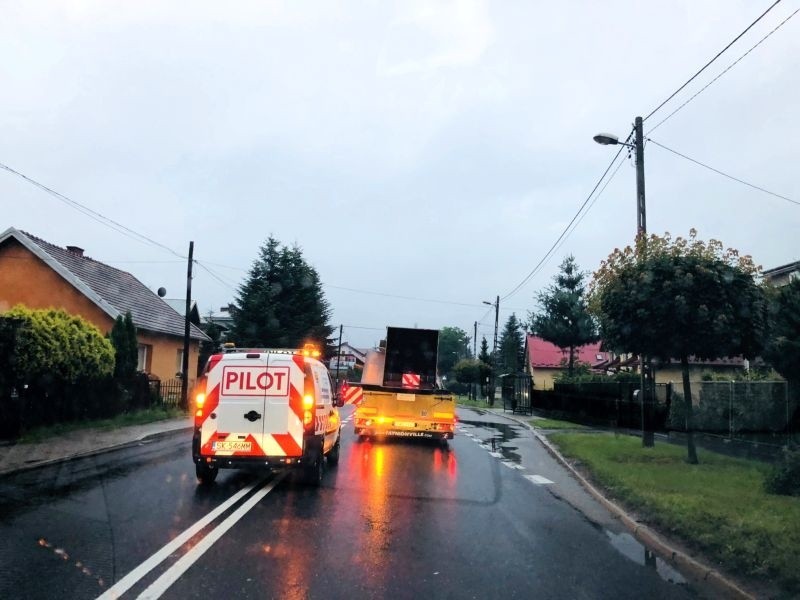 Nowy Sącz. Budowlańcy stawiają pierwsze stalowe elementy mostu heleńskiego [ZDJĘCIA]