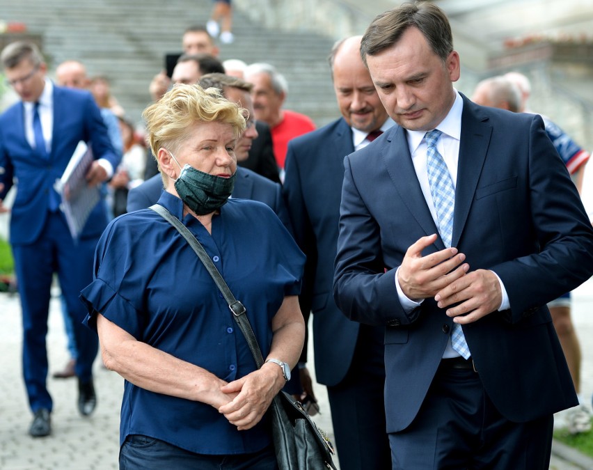 Minister sprawiedliwości Zbigniew Ziobro objeżdża Podkarpacie. W Przemyślu został sprowokowany do dyskusji o pedofilach [ZDJĘCIA, WIDEO]