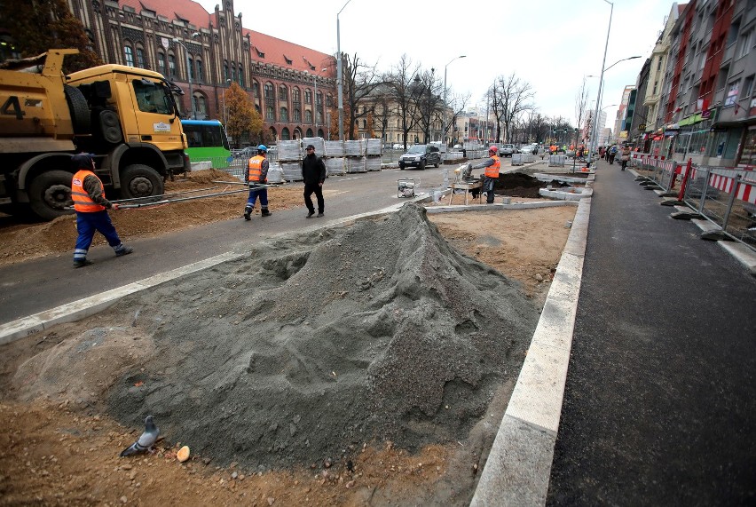 Jezdnia jest gotowa, teraz trwa dopasowywanie płyt...