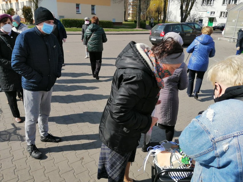 WzywamyPomoc rozdaje maseczki w Ostrowi Maz. Akcja z...