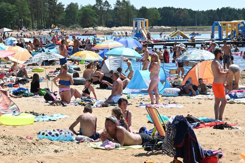 W upalną środę nad zalewem w Sielpi nie brakowało letników....