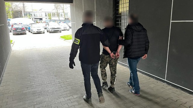 Podczas podwójnej akcji na ul. Piotrkowskiej w Łodzi policjanci zatrzymali trzech mężczyzn zamieszanych w przestępstwa narkotykowe,