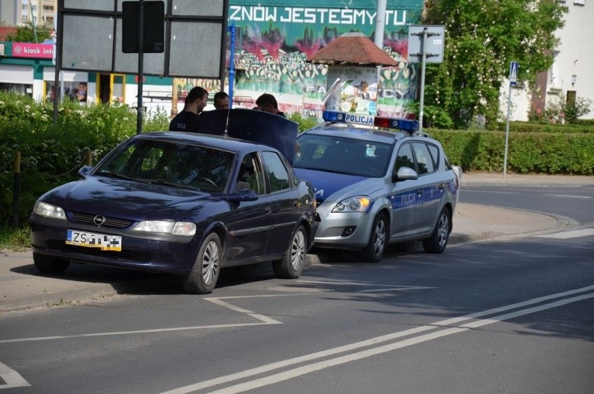 Wrocław: Radiowóz najechał na tył auta, które zatrzymało się przed pasami (ZDJĘCIA)