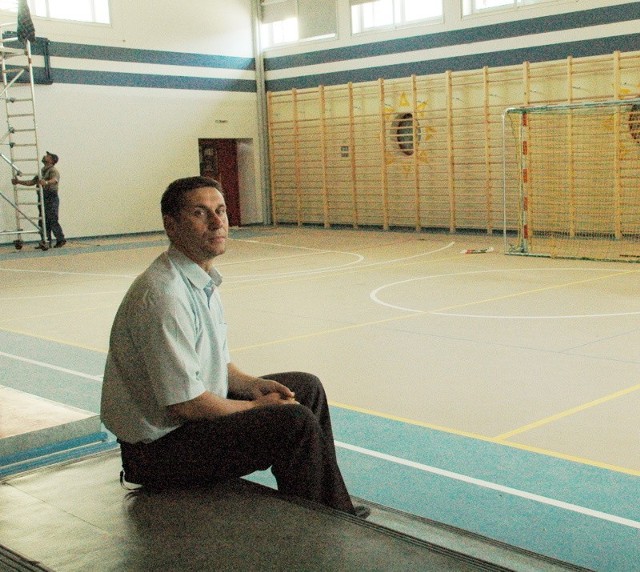 Andrzej Kuderski na widowni nowej sali gimnastycznej. Lada dzień ostaną tam zamontowane krzesełka