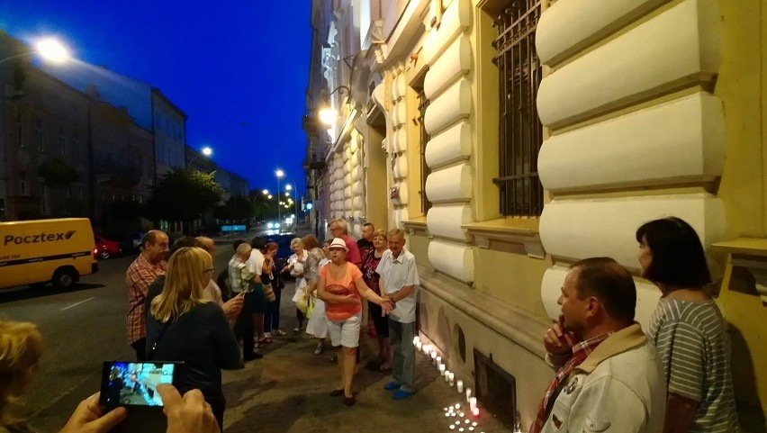 Mieszkańcy Przemyśla na znak protestu przeciwko zmianom PiS...