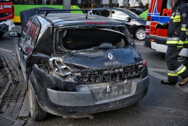 Około godz. 14 przy skrzyżowaniu z ul. Święcickiego samochód marki renault zderzył się z tramwajem linii 13