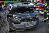 Poznań: Wypadek na Grunwaldzkiej. Samochód zderzył się z tramwajem. 2 osoby zostały ranne [ZDJĘCIA]