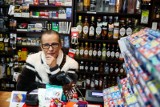 Zakaz handlu w niedziele to fikcja. W Krakowie rodzinne sklepiki padają masowo, a placówki potężnych obcych sieci mają rekordowe zyski