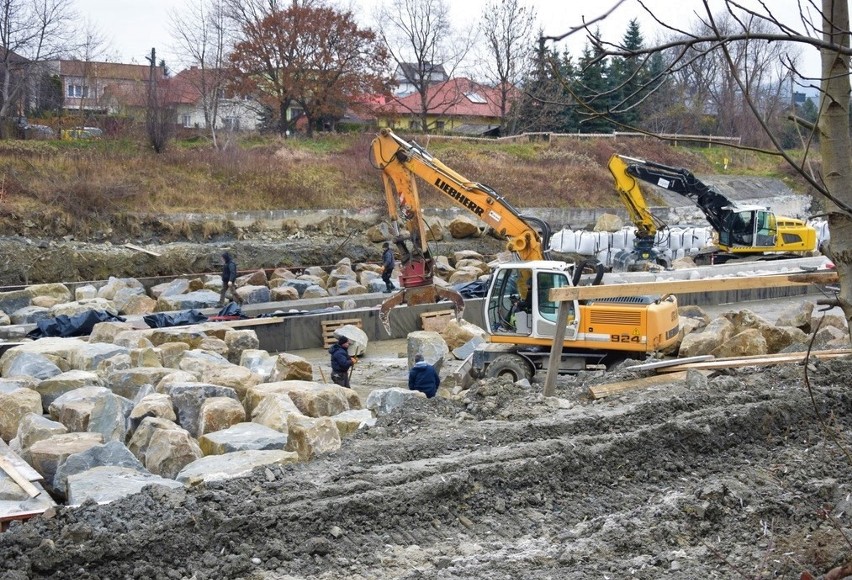 Nowy Sącz. Coraz bliżej końca rewitalizacji Kamienicy. Na rzece będą trzy nowe progi. Zdjęcia z placu budowy