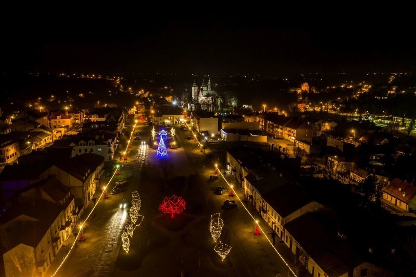 Zjawiskowe iluminacje świąteczne w Opatowie. Jest pięknie! Zobacz ZDJĘCIA Z DRONA