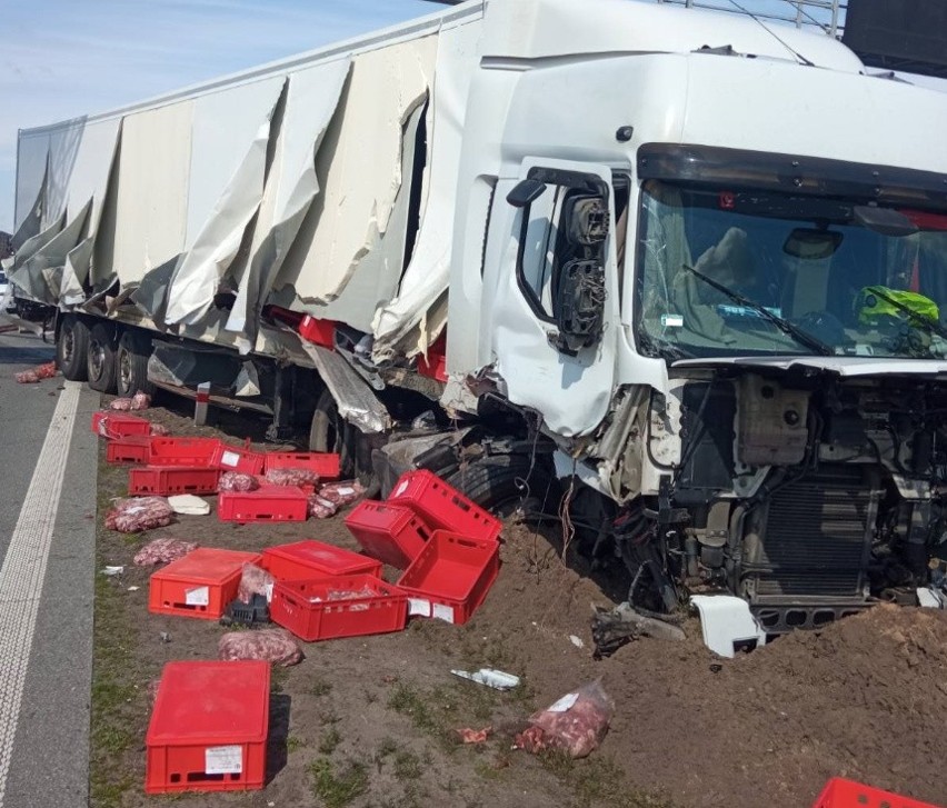 Doszło do zderzenia bocznego pojazdów. Z drugiej ciężarówki...