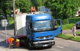 Ciężarówka wesołego miasteczka najechała  w Chojnie na słup