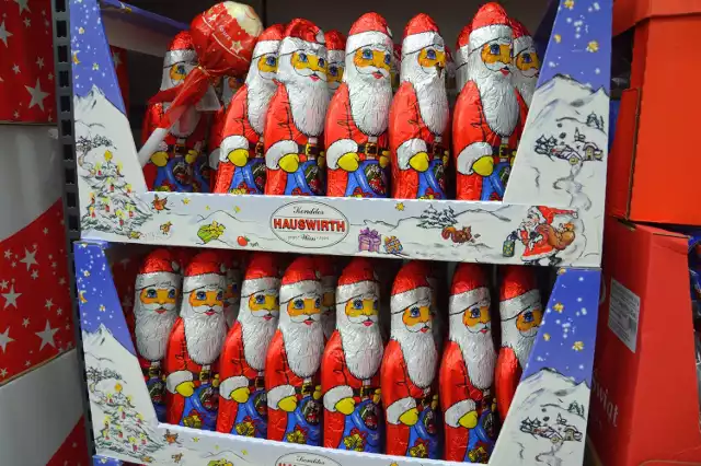 Czekoladowe świete Mikołaje na półce jednego z hipermarketów w Stalowej Woli