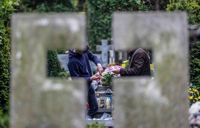 Oto jedne z najpopularniejszych tekstów, jakie można usłyszeć na polskich cmentarzach. Pierwszy z nich: - A te niekoniecznie ładne znicze to chyba teściowa kupiła