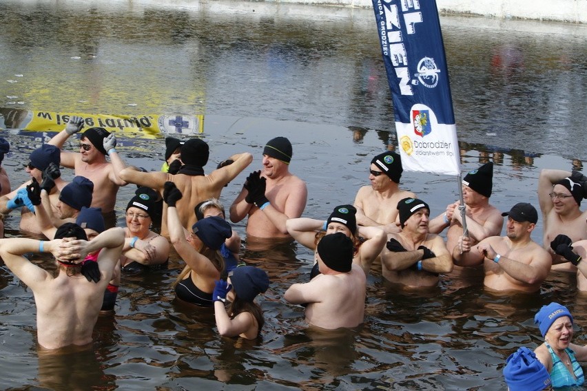 140 miłośników kąpieli w lodowatej wodzie z całego regionu...
