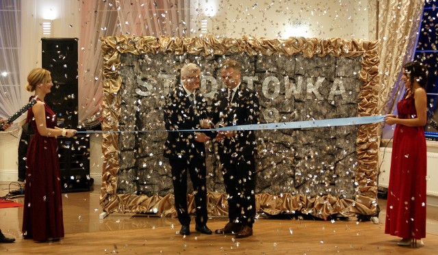 Sezon studniówkowy w powiecie kazimierskim dobiegł końca. Ostatni - symboliczną "setkę" odmierzał na parkiecie Zespół Szkół Rolniczych z Cudzynowic. Był to zarazem... pierwszy bal maturalny poza murami szkoły. Maturzyści z Cudzynowic bawili się w lokalu Monika, w Chmielowie koło Działoszyc. Imprezę otworzyli z pompą dyrektor i wicedyrektor szkoły - Jacek Nowak i Andrzej Kowalik, przecinając błękitną wstęgę... w lawinie konfetti."Setkę"odliczali uczniowie trzech klas maturalnych: IV TE - wychowawczyni Wioleta Fryt, IV TI/TUiSEO - wychowawca Łukasz Gądzik oraz IV TAG/TUF, której wychowawczynią jest Sylwia Psica. Na miejscach honorowych zasiedli zaproszeni goście: starosta kazimierski Jan Nowak, wicestarosta Michał Bucki i Jerzy Bojanowicz, przewodniczący Rady Powiatu.Maturzyści zatańczyli pięknego poloneza, potem był "walc profesorski" oraz przygotowany specjalnie na tę okazję program artystyczny. Jak każe studniówkowa tradycja, zabawa na parkiecie trwała do białego rana. Studniówkę Zespołu Szkół Rolniczych w Cudzynowicach zainaugurowali dyrektorzy szkoły: Jacek Nowak (z prawej) i Andrzej Kowalik, przecinając wstęgę... w lawinie konfetti.