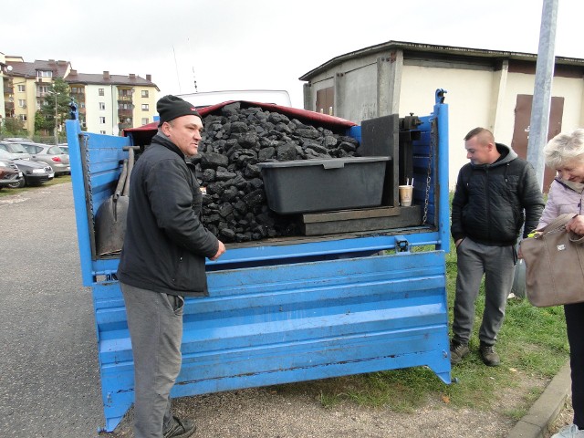 Największym zainteresowaniem na targowisku w Przysusze cieszyła się sprzedaż węgla. Cena - 3400 zł za tonę.