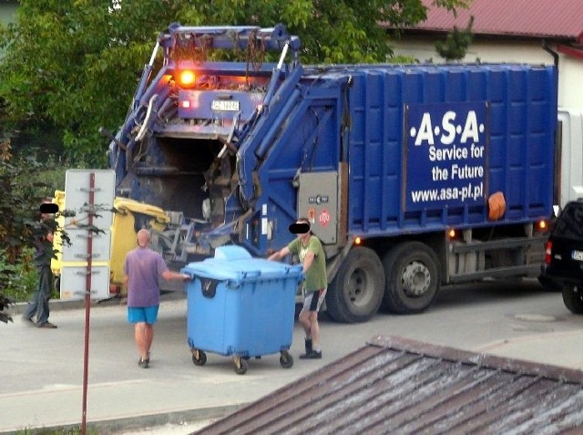 Najpierw pracownicy opróżnili żółte pojemniki zawierające plastik, następnie do tego samego samochodu został załadowany papier z pojemników niebieskich.