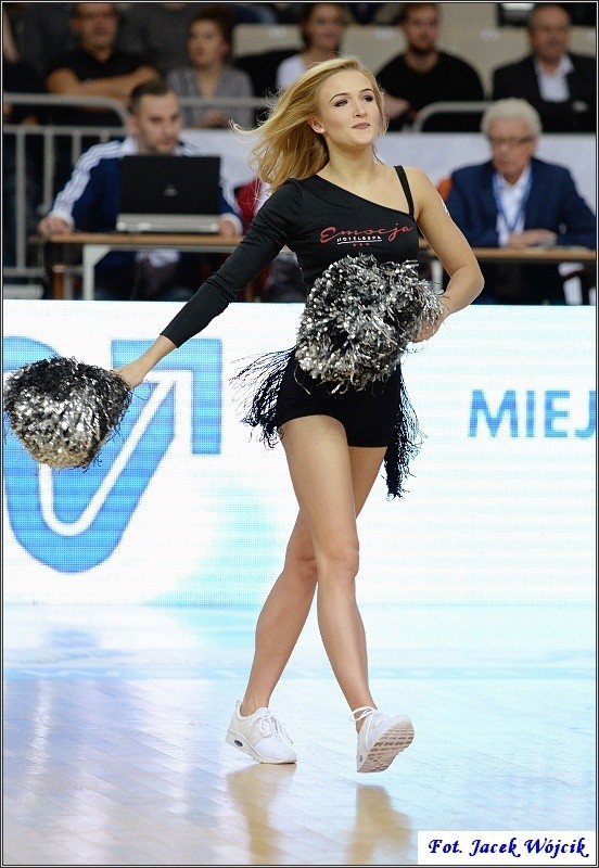 Cheerleaders AZS Koszalin podczas niedzielnego meczu ze...
