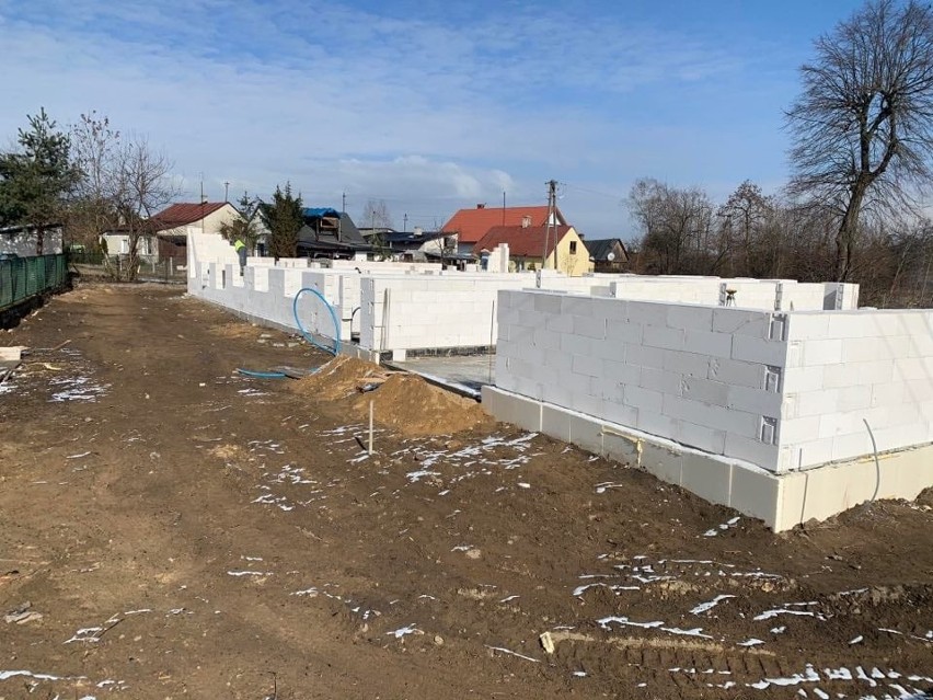 Budują nową świetlicę i strażnicę w Suchej w gminie Białobrzegi. Ruszyło już murowanie ścian