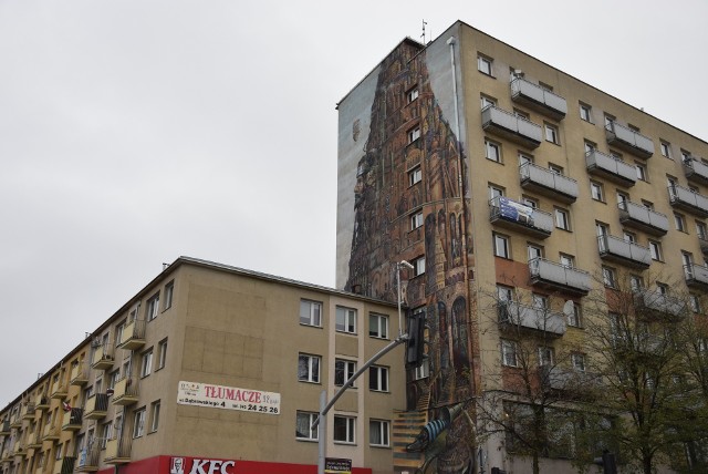 Wieża Babel stworzona na elewacji budynku przy ul. Dąbrowskiego 1 jest jednym z najpiękniejszych murali w Częstochowie