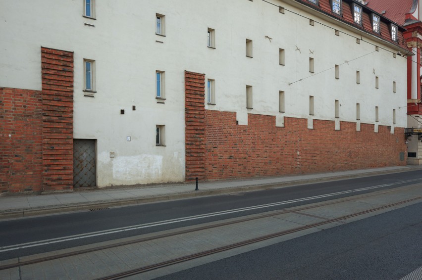 Fragment murów wzdłuż Grodzkiej, 2016 roku.