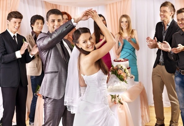 Stawki dla ZAiKS-u są różne, w zależności od miejsca, gdzie odbywa się wesele. Najtaniej wychodzi, gdy weselnicy bawią się w remizie, świetlicy albo na ogródkach działkowych.