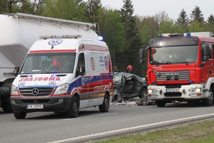 Wypadek na obwodnicy. Audi uderzyło w cysternę 