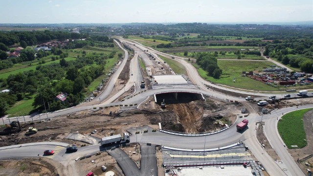 Budowa S52 Północnej Obwodnicy Krakowa rozpoczęła się w lipcu 2020 r. Droga była przewidziana do realizacji do lipca 2023 roku, ale nie uda się dotrzymać tego terminu. Będzie raczej oddawana etapami w tym i przyszłym roku.