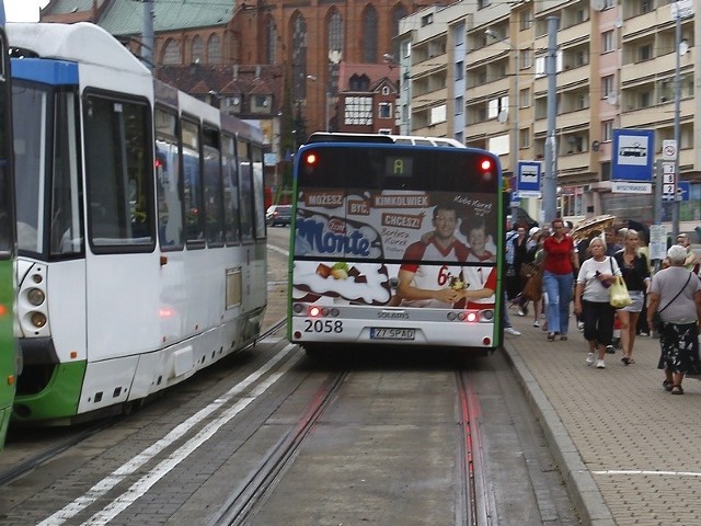 Z tego przystanku na Wyszyńskiego oprócz tramwajów korzystają autobusy pospieszne A, B, C (od września zawieszone latem D i G). Autobusy linii zwykłych zatrzymują się po staremu. Wprowadzenie ich na buspas spowodowałby korki na torowisku.