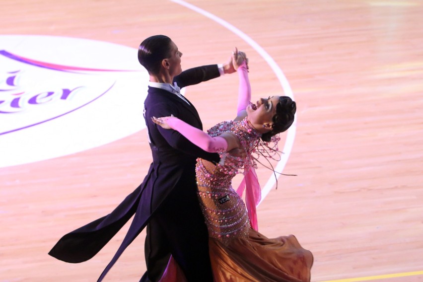 Mistrzostwa Polskiego Towarzystwa Tanecznego w Lublinie. Tango, walc, quickstep w hali MOSiR (ZDJĘCIA)