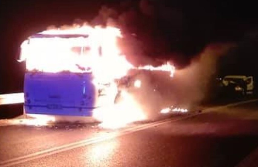 Autobus stanął w płomieniach, następnie uderzył w niego...