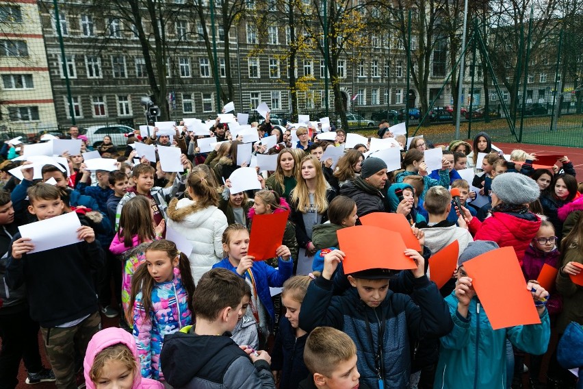 Zachodniopomorskie: Uczniowie i nauczyciele bili "Rekord dla Niepodległej". Był marsz, flaga i wspólne śpiewanie hymnu [WIDEO, ZDJĘCIA]