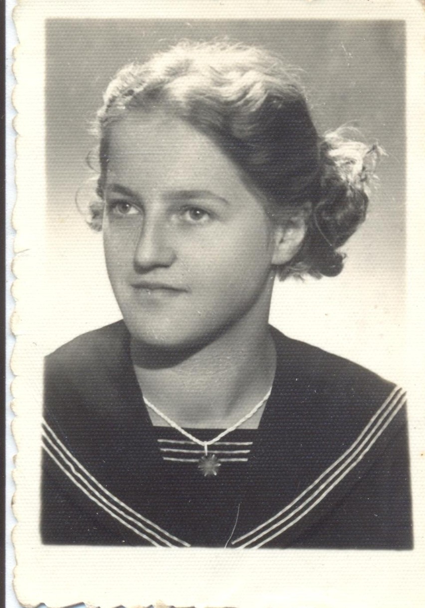 Zdjęcie jednej z uczennic szkoły, początek lat 50-tych