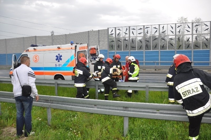 Groźny wypadek na autostradzie A2. Ciężarówka spadła z wiaduktu [ZDJĘCIA]