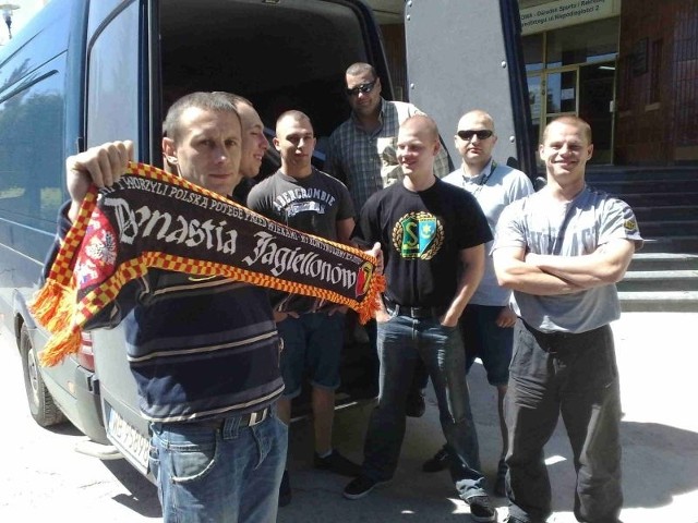 Kibice Siarki Tarnobrzeg i Jagiellonii przy busie wypełnionym darami ofiarowanymi przez mieszkańców Białegostoku dla powodzian z Tarnobrzega i okolic.